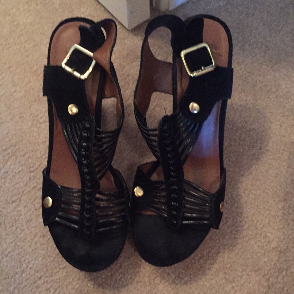 Black wedges